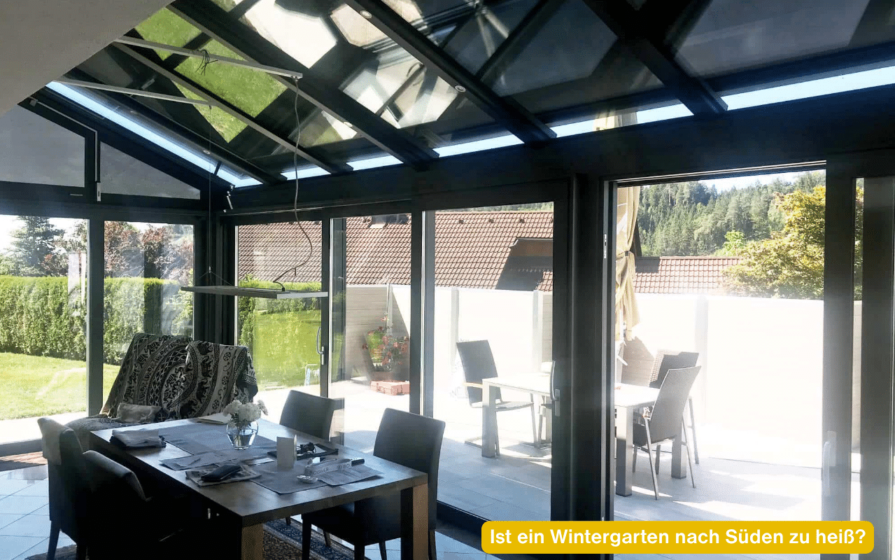 Ist ein Wintergarten nach Süden zu heiß? Sonniger Wohnwintergarten mit Glasdach, Blick von innen