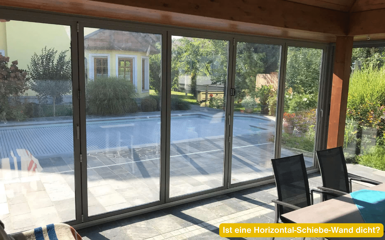 Ist eine Horizontal-Schiebe-Wand dicht? Gerahmte Horizontal-Schiebe-Wand in Grau mit Blick auf den Pool