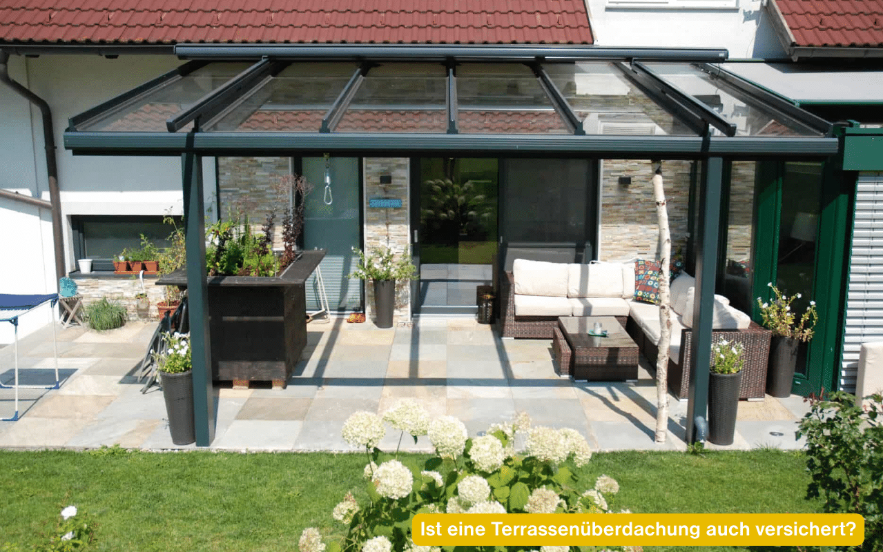 Ist eine Terrassenüberdachung auch versichert? Alu-Terrassenüberdachung in Anthrazit mit Glasdach über einer Terrasse