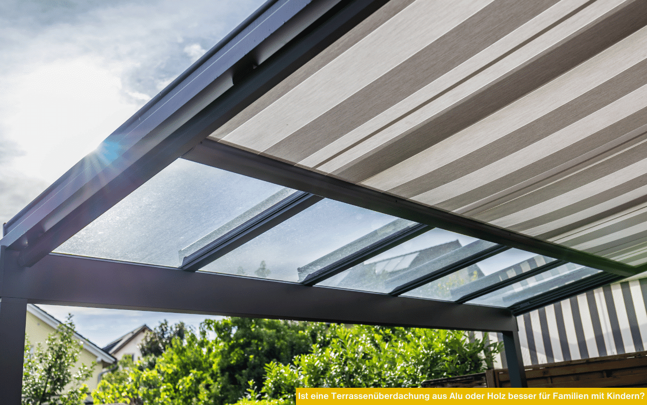 Ist eine Terrassenüberdachung aus Alu oder Holz besser für Familien mit Kindern? Überdachung mit Glasdach und Sonnenschutz