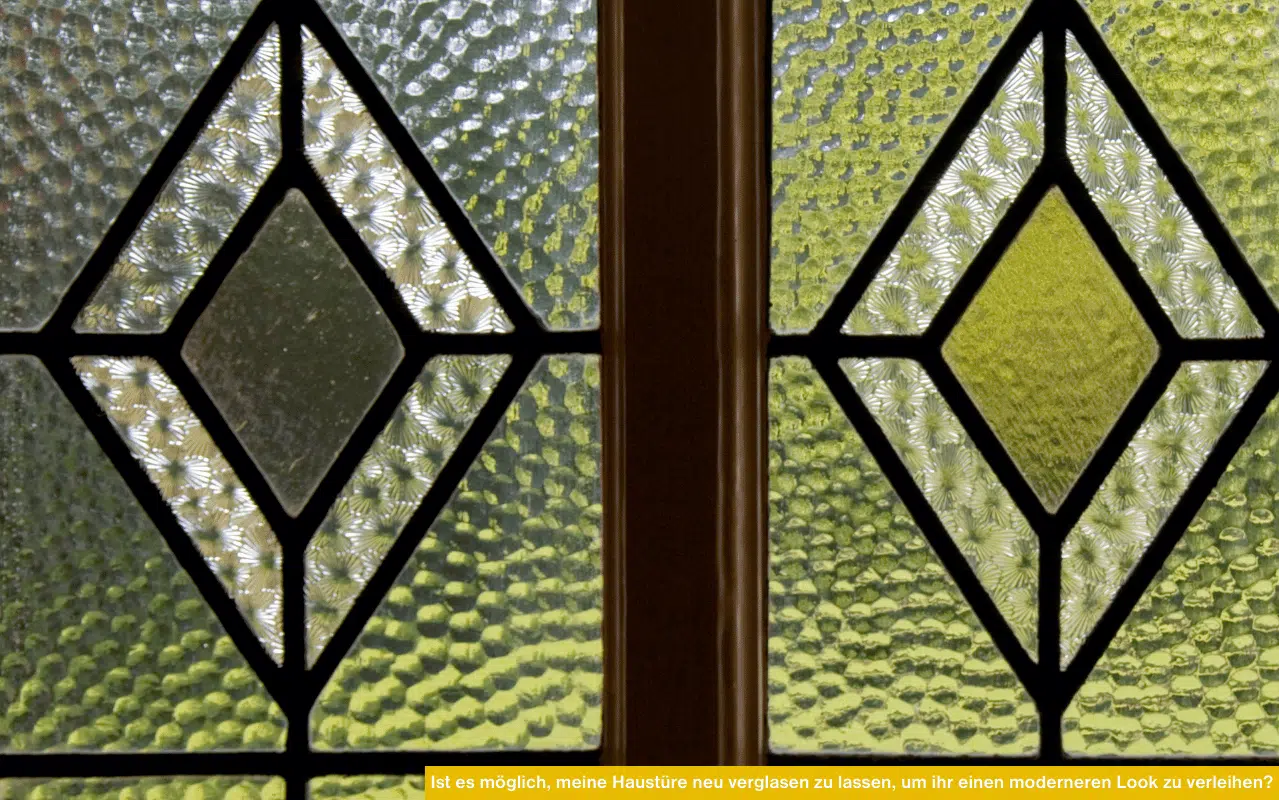Ist es möglich, meine Haustüre neu verglasen zu lassen, um ihr einen moderneren Look zu verleihen? Ornamentglas in Haustür mit Bleirauten
