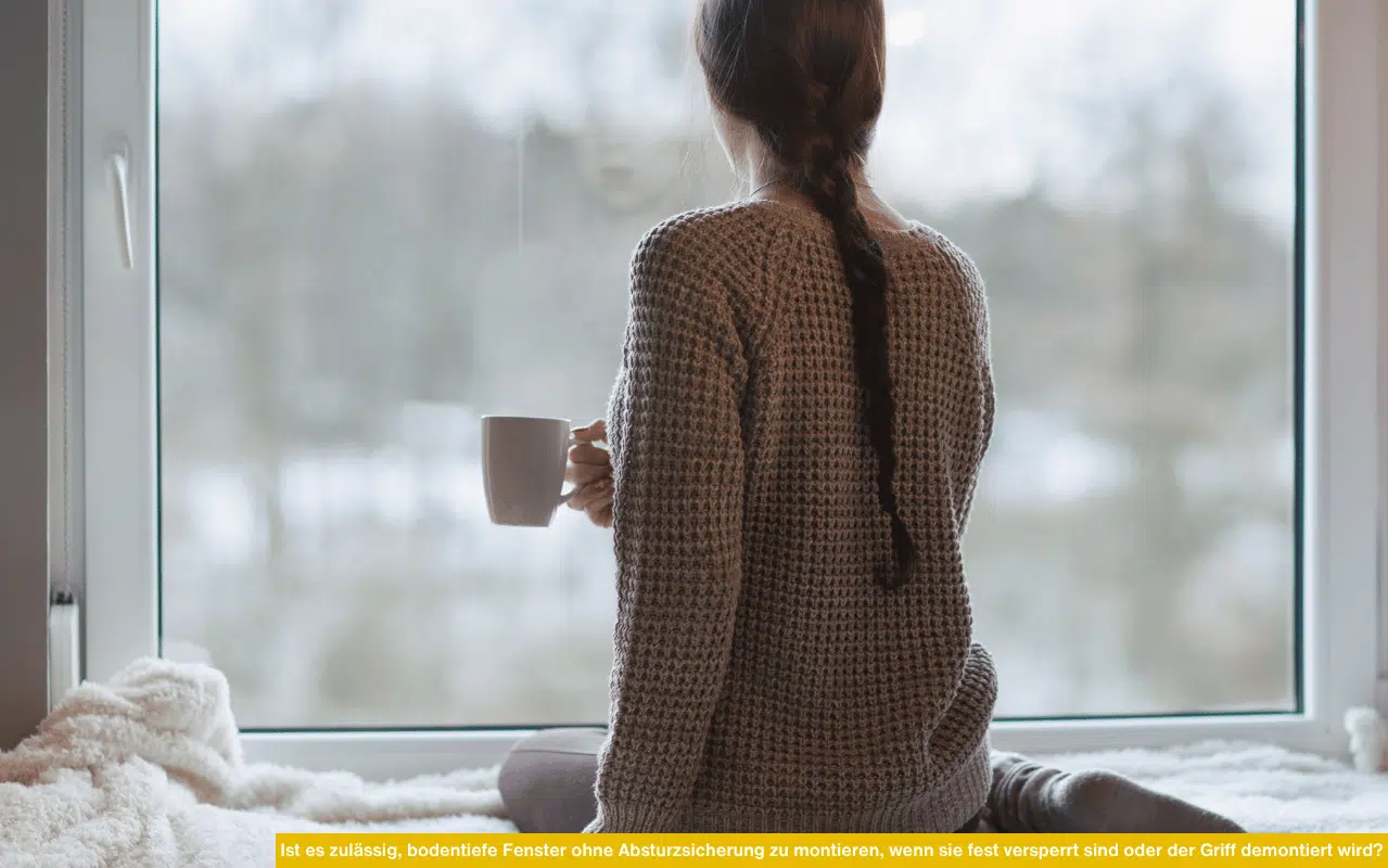 Ist es zulässig bodentiefe Fenster ohne Absturzsicherung zu montieren wenn sie fest versperrt sind oder der Griff demontiert wird zeigt Frau am Fenster