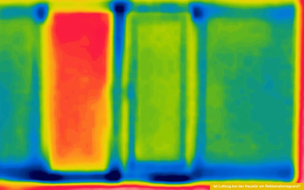 Ist Luftzug bei der Haustür ein Reklamationsgrund – Wärmebild zeigt starke Undichtheit bei Tür mit rotgelber Wärmeabstrahlung.
