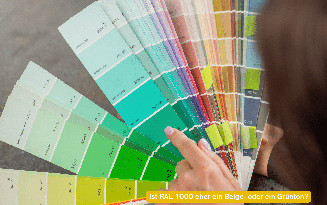 Ist RAL 1000 eher ein Beige- oder ein Grünton? Hand fächert grüne und helle Farbmuster auf