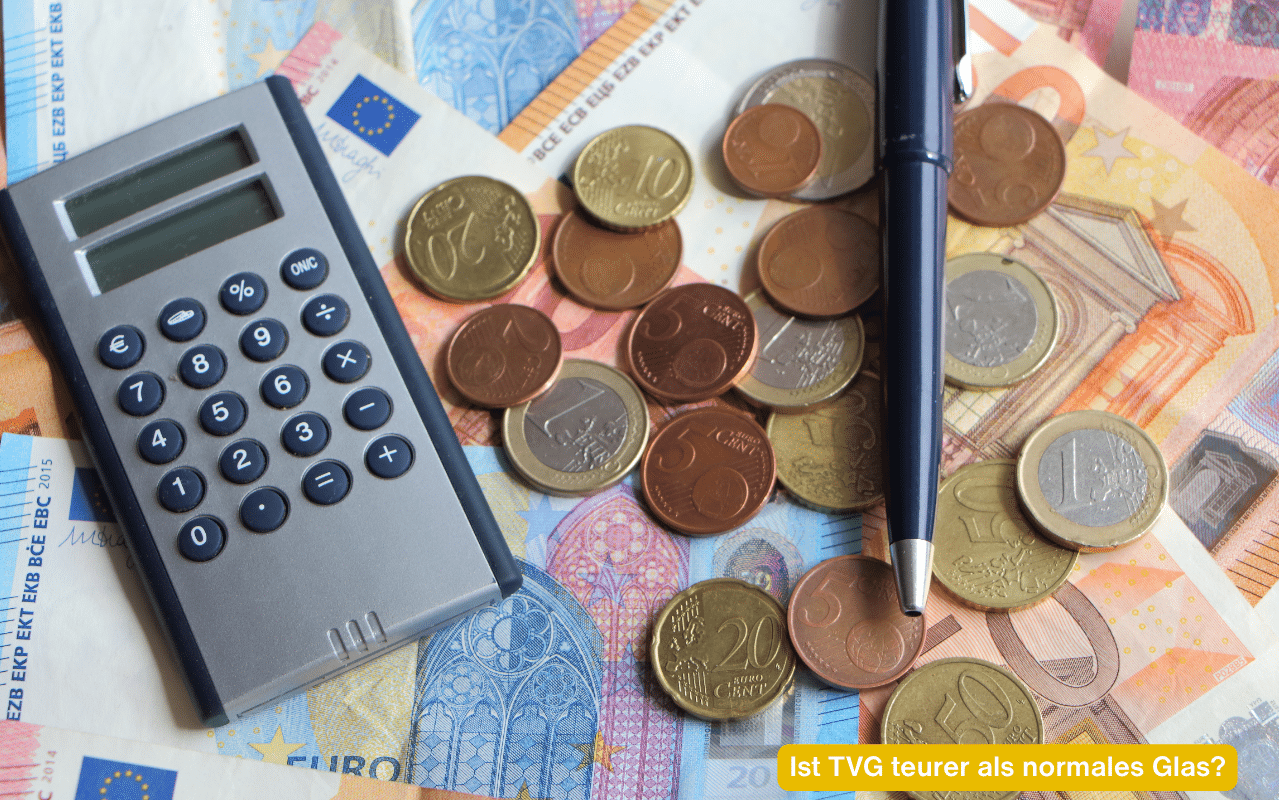 Ist TVG teurer als normales Glas? Taschenrechner mit Euro-Münzen und Geldscheinen