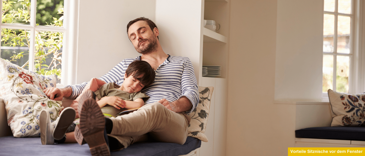 Junger Vater entspannt sich mit Sohn im Sitznische-Fenster, das Naturverbundenheit und Erholung bietet.