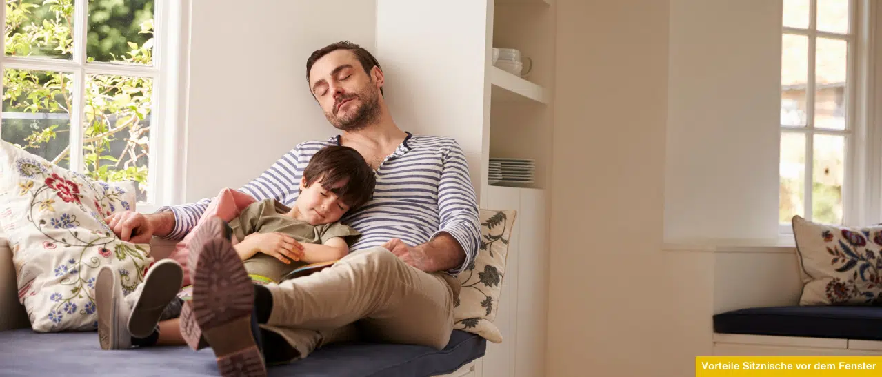Junger Vater entspannt sich mit Sohn im Sitznische-Fenster, das Naturverbundenheit und Erholung bietet.