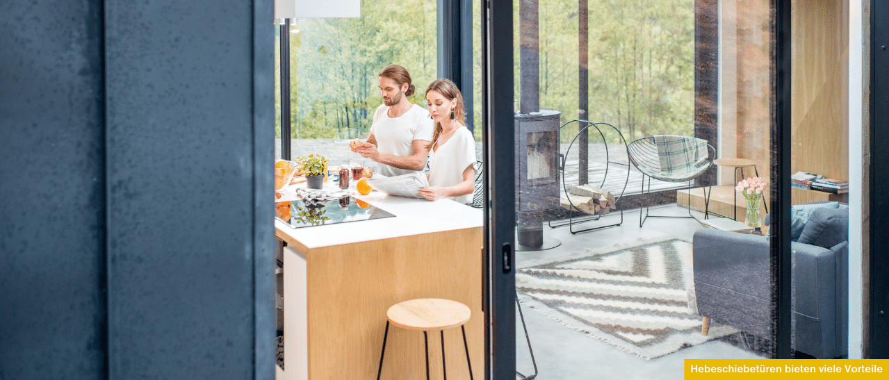 Junges Paar im Eigenheim mit Einbau einer Hebeschiebetür anstatt einer Balkontür als moderne praktische Wahl.