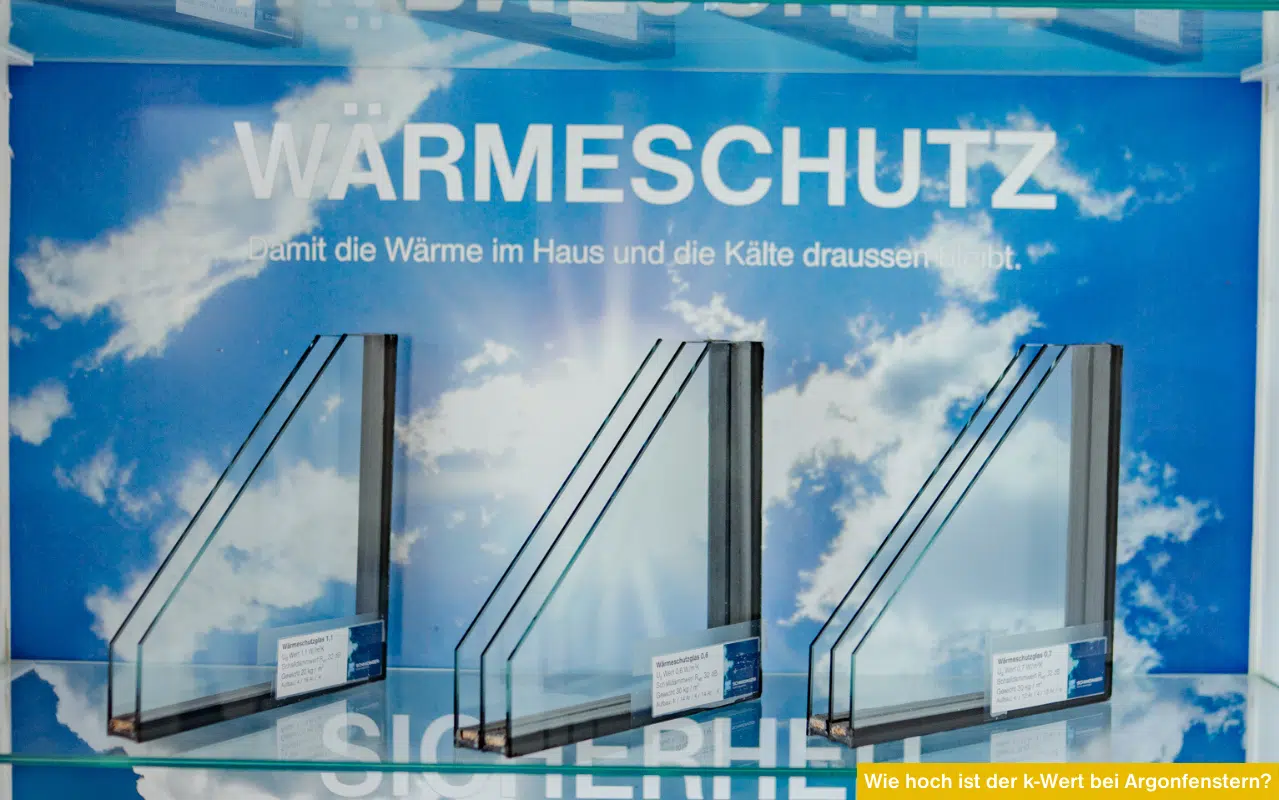 Drei verschiedene Isolierglasmuster im Querschnitt vor einem blauen Hintergrund mit dem Titel „WÄRMESCHUTZ“