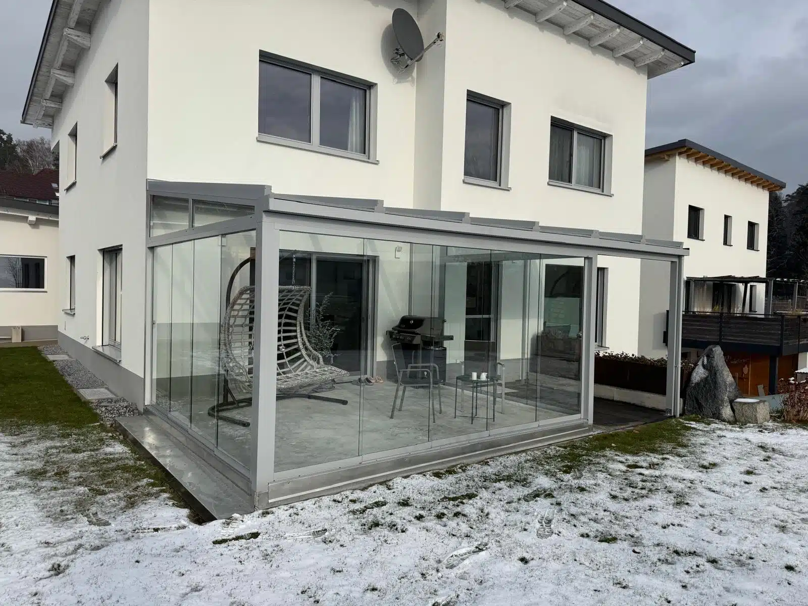 Kaltwintergarten mit Glasdach und Schiebetüren