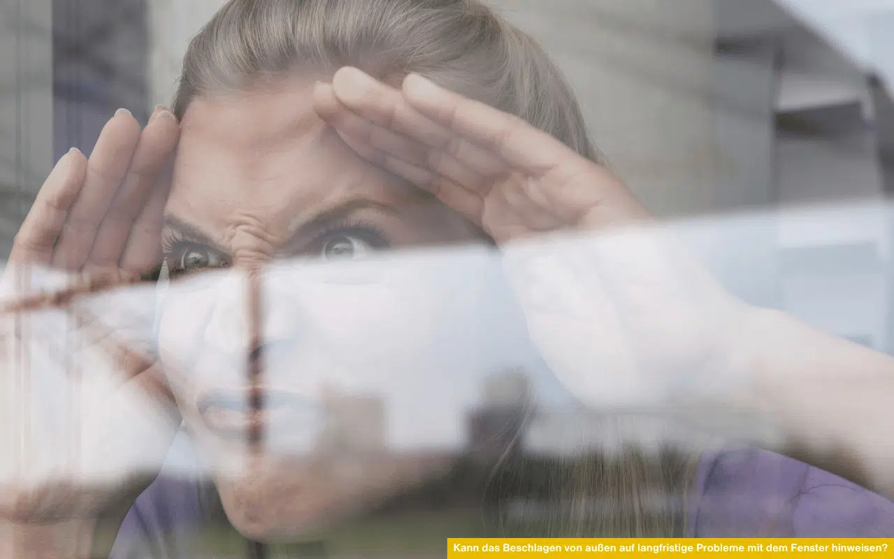 Kann das Beschlagen von außen auf langfristige Probleme mit dem Fenster hinweisen Frau blickt durch leicht beschlagenes Fenster nach draußen.