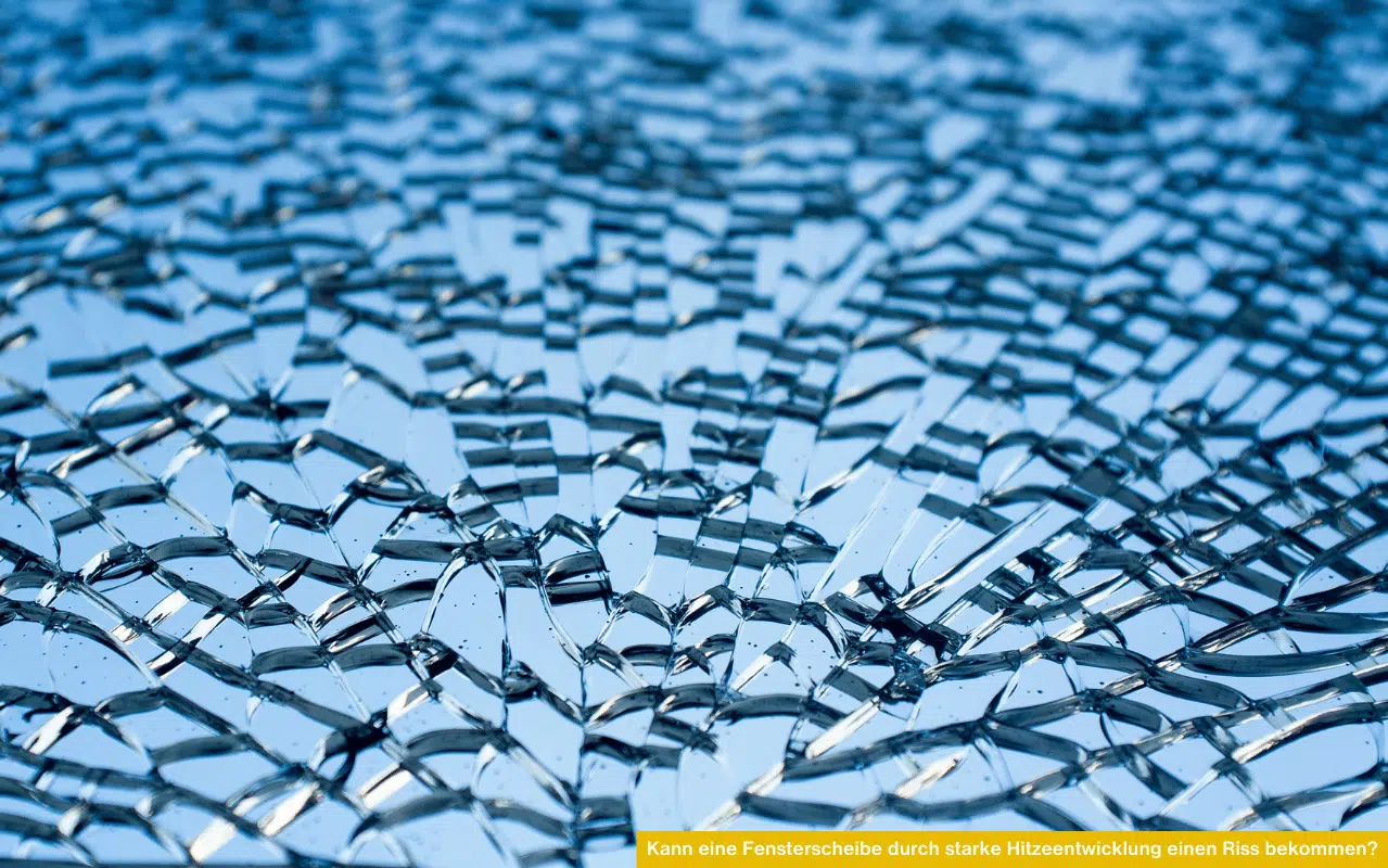 Kann eine Fensterscheibe durch starke Hitzeentwicklung einen Riss bekommen zeigt zerbrochenes Glas mit typischem Spannungsbruchmuster