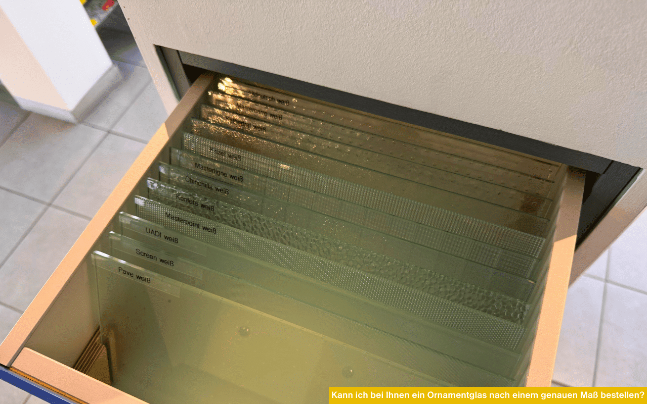 Kann ich bei Ihnen ein Ornamentglas nach einem genauen Maß bestellen? Glas-Musterplatten mit Struktur, Ansicht von oben