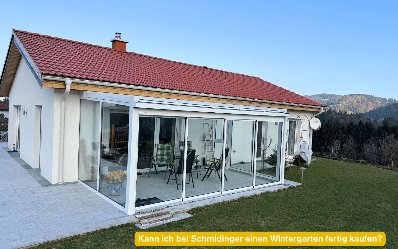 Kann ich bei Schmidinger einen Wintergarten fertig kaufen? Maßgefertigter Wintergarten in Weiß an einem Einfamilienhaus