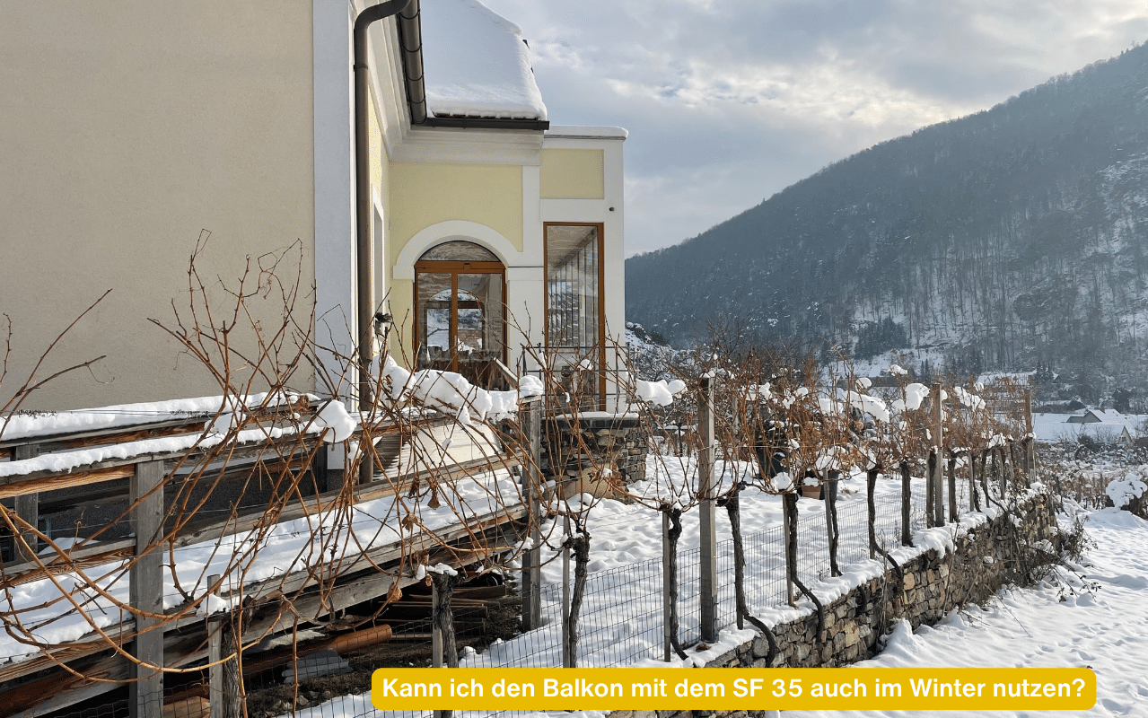 Kann ich den Balkon mit dem SF 35 auch im Winter nutzen? Gerahmte Schiebe-Dreh-Türen mit Festverglasung an einem Haus in der verschneiten Wachau