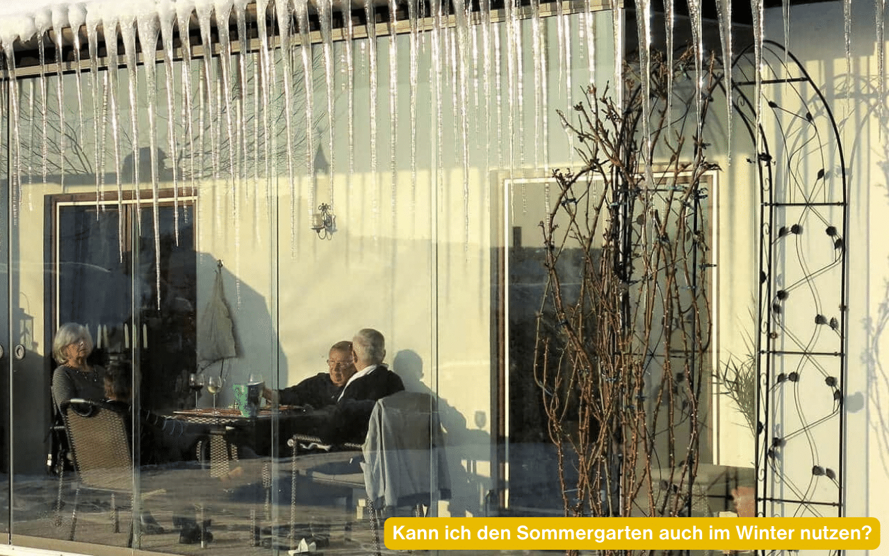 Kann ich den Sommergarten auch im Winter nutzen? Kaltwintergarten mit Glasschiebetüren an einem sonnigen Wintertag mit Eiszapfen am Dach