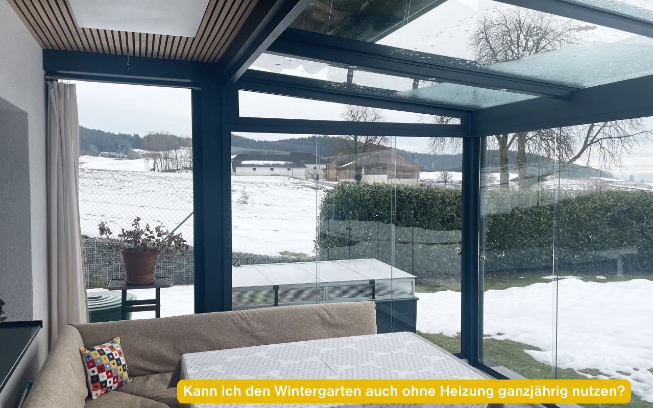 Kann ich den Wintergarten auch ohne Heizung ganzjährig nutzen? Wintergarten mit viel Glas im Winter, draußen liegt Schnee