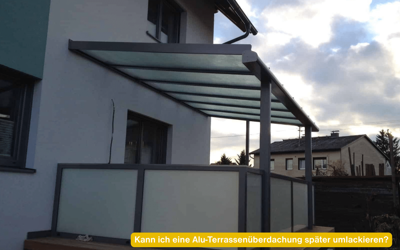 Kann ich eine Alu-Terrassenüberdachung später umlackieren? Terrassenüberdachung in Anthrazitgrau mit Glasdach und satinierter Brüstung
