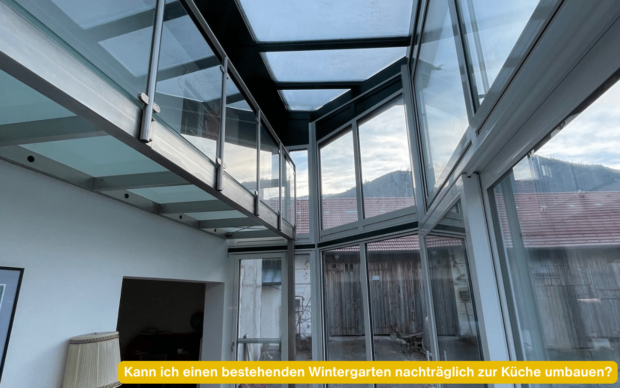 Kann ich einen bestehenden Wintergarten nachträglich zur Küche umbauen? Innenansicht eines zweigeschossigen Wohnwintergartens nach Maß in Gmunden mit Glasdach und Galerie