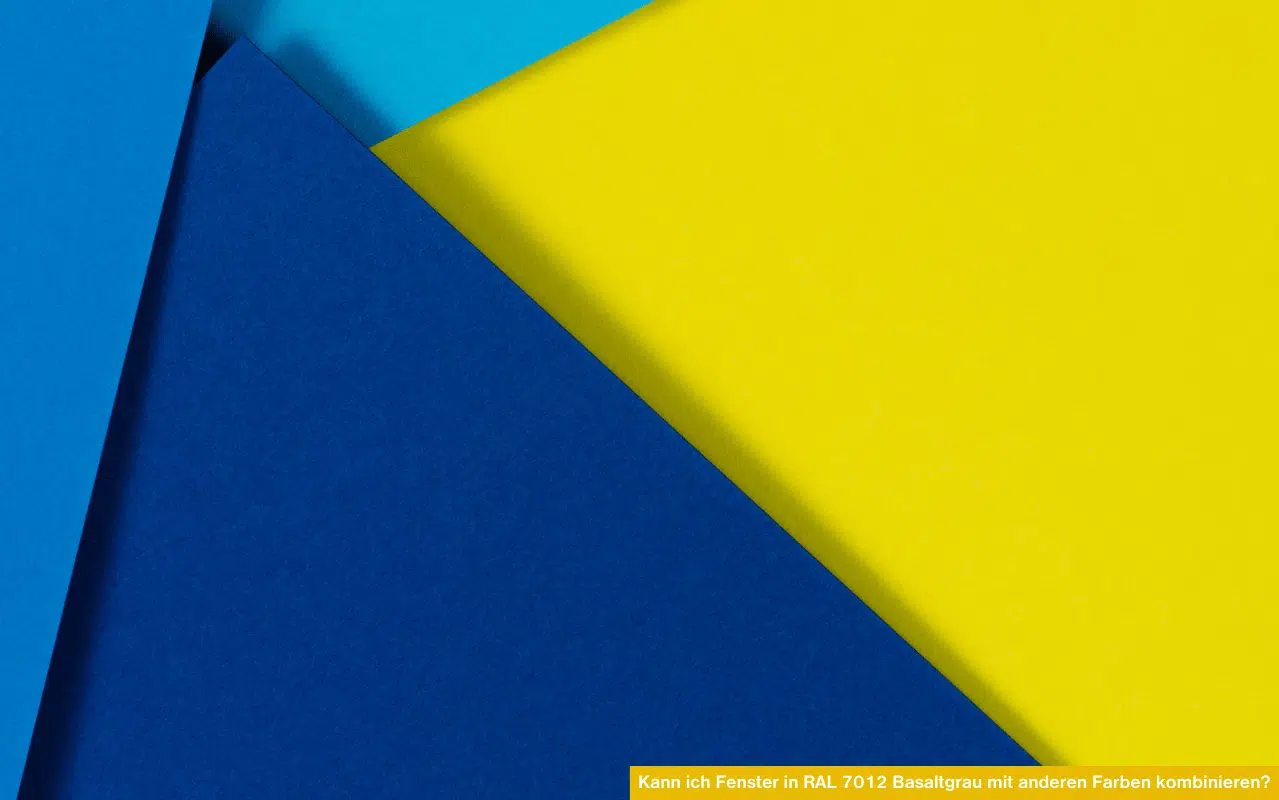 Kann ich Fenster in RAL 7012 Basaltgrau mit anderen Farben kombinieren?