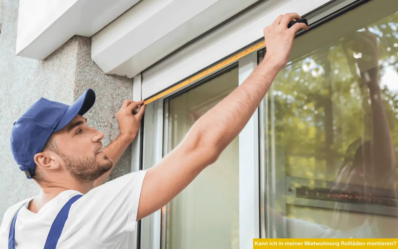 Kann ich in meiner Mietwohnung Rollläden montieren? Monteur nimmt Maß am Fenster für Außenbeschattung