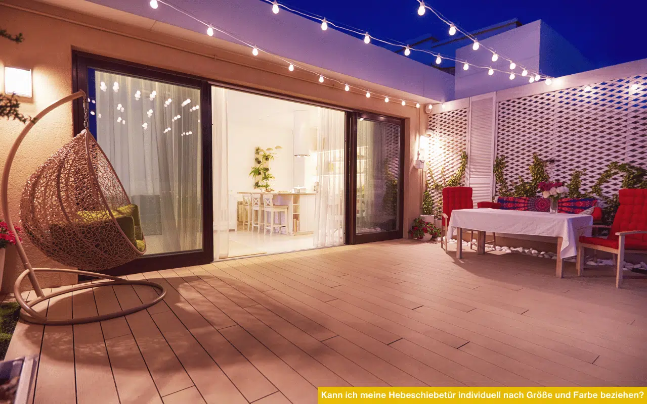 Das Bild zeigt eine stimmungsvoll beleuchtete Terrasse mit großer Hebeschiebetür. Der Text erklärt, dass Hebeschiebetüren bei Fenster-Schmidinger individuell nach Maß, Farbe und Material gefertigt und an persönliche Wünsche angepasst werden können.