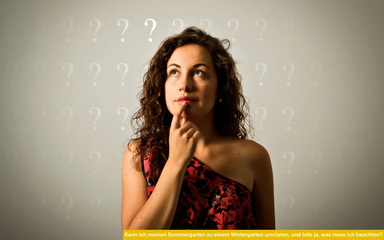Kann ich meinen Sommergarten zu einem Wintergarten umrüsten zeigt nachdenkliche Frau vor Fragezeichen im Hintergrund