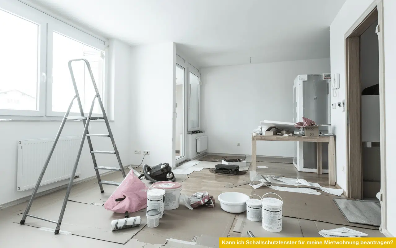 Kann ich Schallschutzfenster für meine Mietwohnung beantragen? Renovierter Raum mit neuen Fenstern im Hintergrund