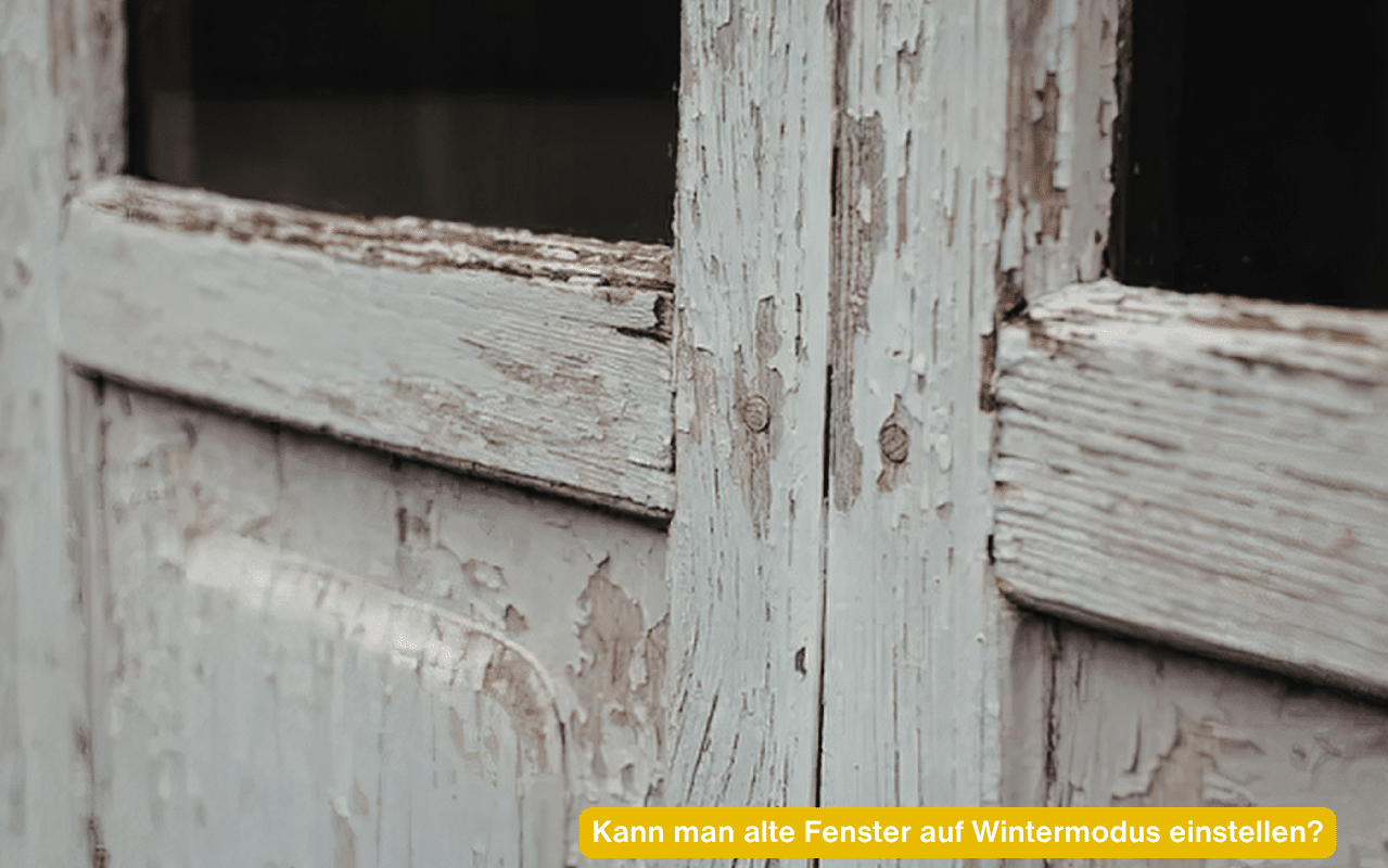 Kann man alte Fenster auf Wintermodus einstellen? Alter Holzfensterrahmen mit abblätternder Farbe