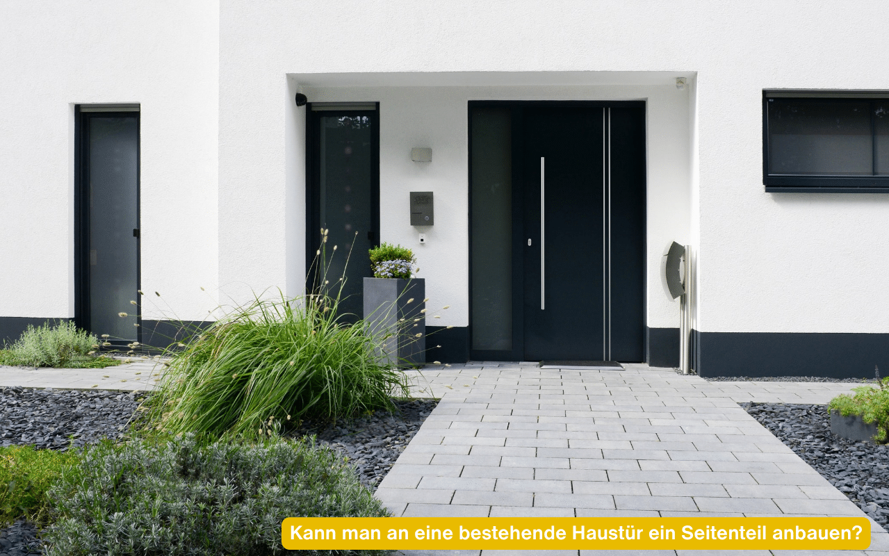 Kann man an eine bestehende Haustür ein Seitenteil anbauen? Alu-Haustür in Anthrazit mit verglastem Seitenteil an weißem Haus