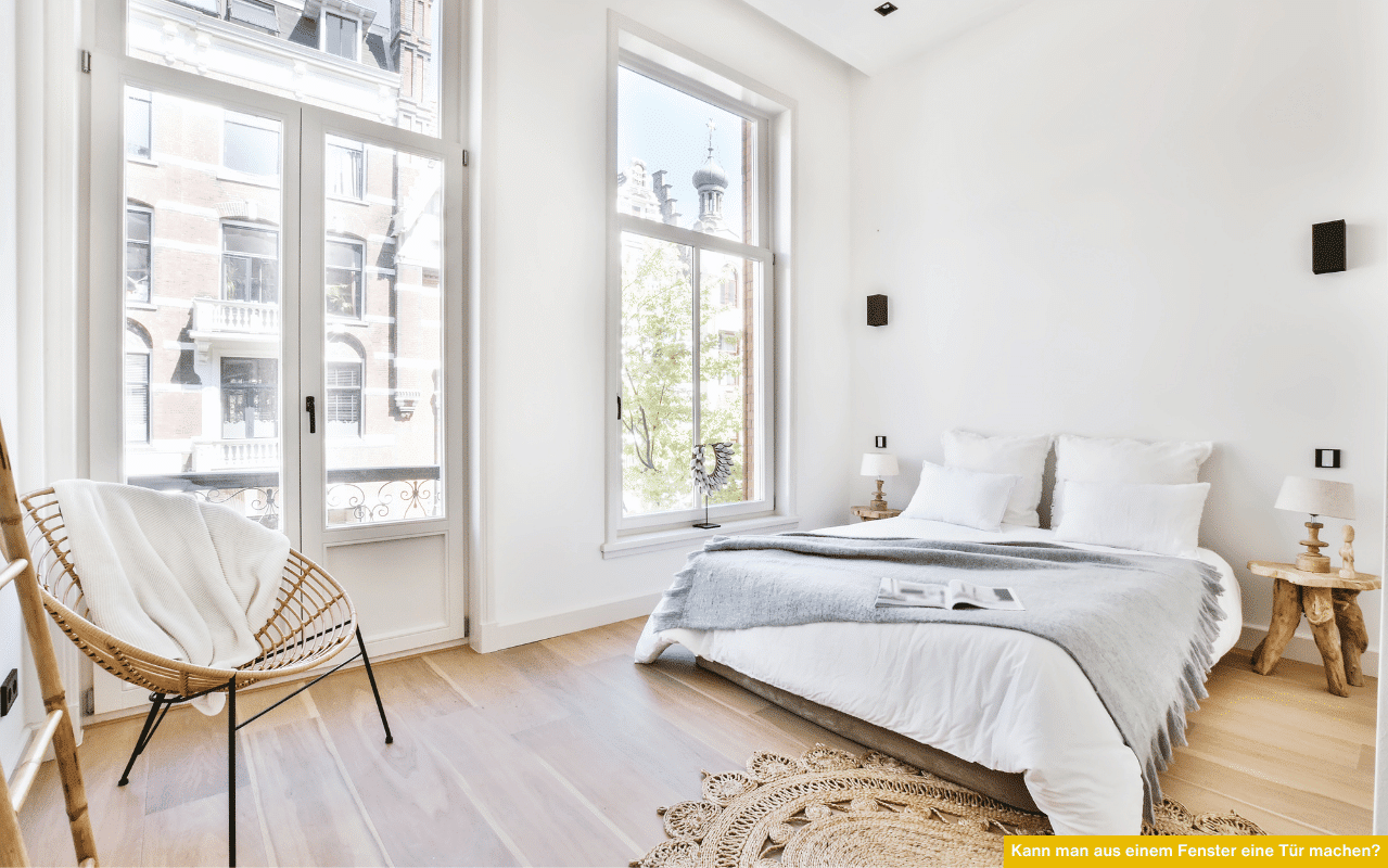 Kann man aus einem Fenster eine Tür machen, zeigt helles Schlafzimmer mit bodentiefer Türe mit Blick auf Balkon in der Stadt.