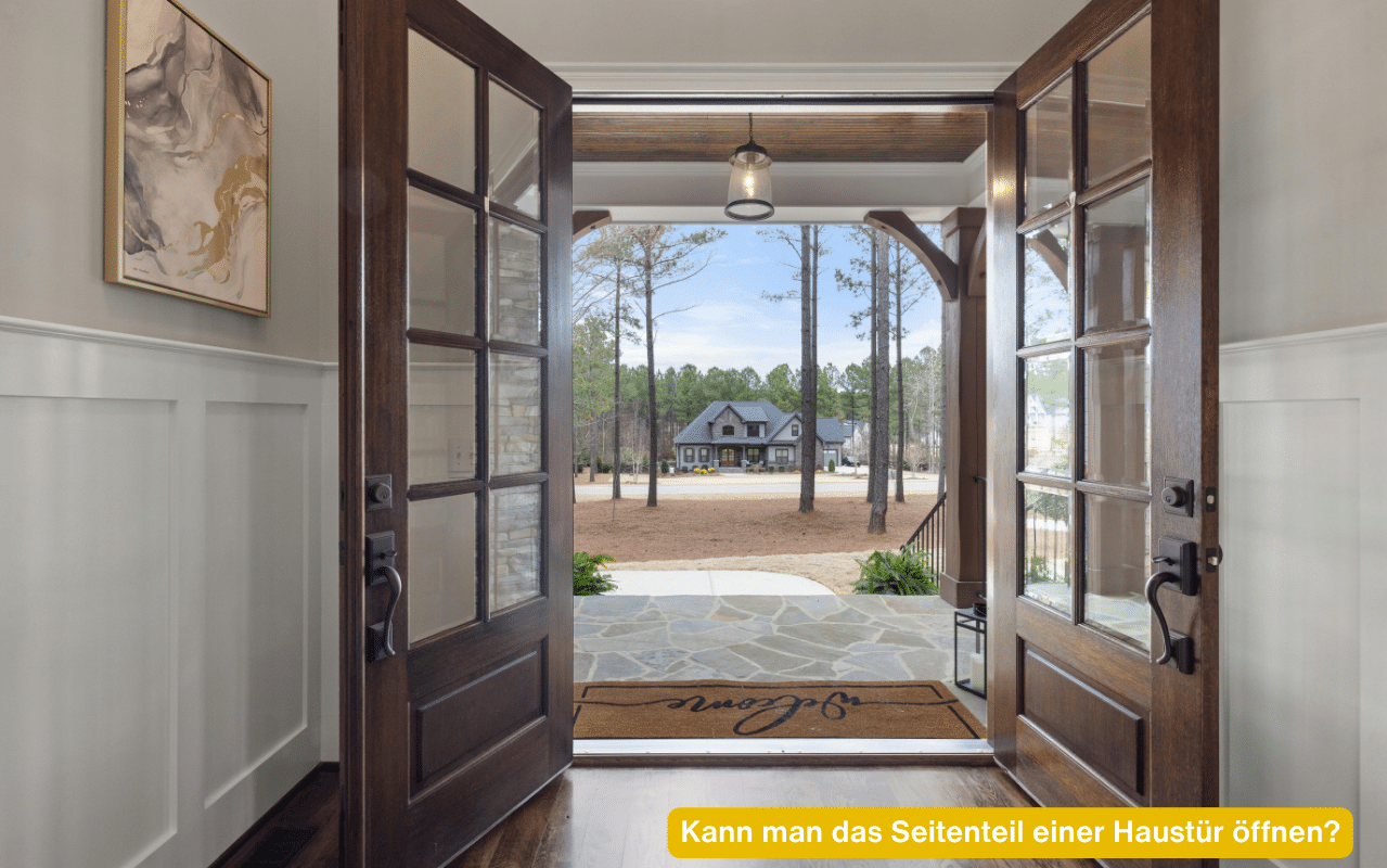 Kann man das Seitenteil einer Haustür öffnen? Weit geöffnete zweiflügelige Eingangstür mit Glas