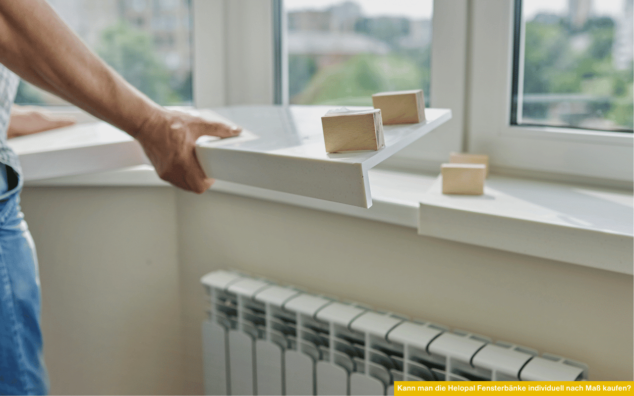 Kann man die Helopal Fensterbänke individuell nach Maß kaufen zeigt das präzise Einpassen einer Innenfensterbank an einem weißen Fenster.