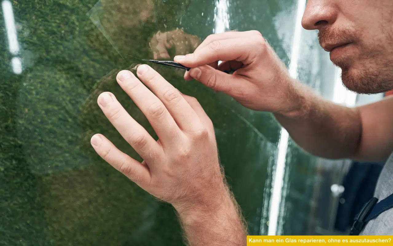 Kann man ein Glas reparieren, ohne es auszutauschen – Nahaufnahme eines Handwerkers, der feine Kratzer auf einer Glasscheibe bearbeitet.