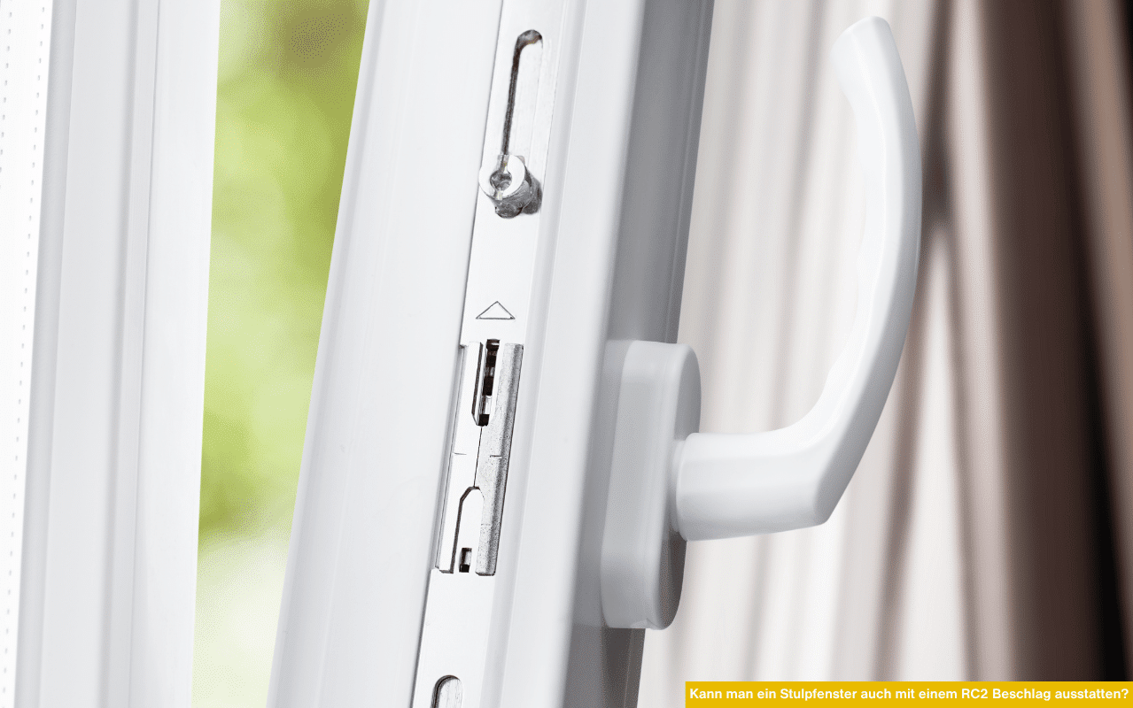 Kann man ein Stulpfenster auch mit einem RC2 Beschlag ausstatten? Bild zeigt weißes Stulpfenster mit Griff und Verschlussmechanismus.