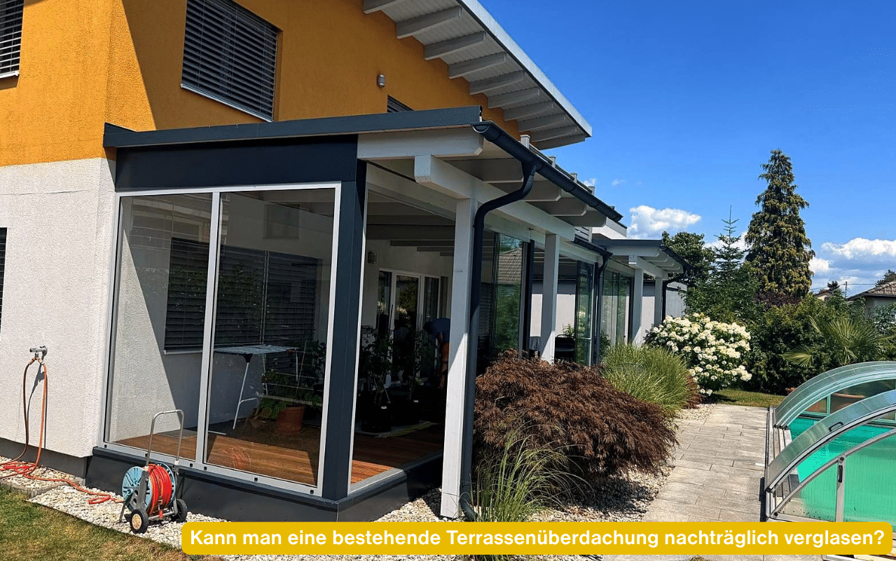 Kann man eine bestehende Terrassenüberdachung nachträglich verglasen? Terrassenverglasung unter dem bestehenden Holzvordach in Pasching, Gesamtansicht