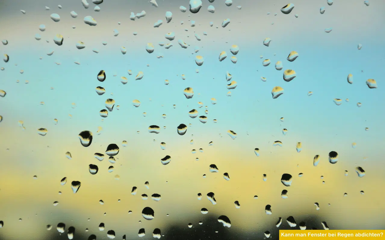 Kann man Fenster bei Regen abdichten bei Wassertropfen auf der Scheibe und feuchter Oberfläche vor unscharfem Hintergrund