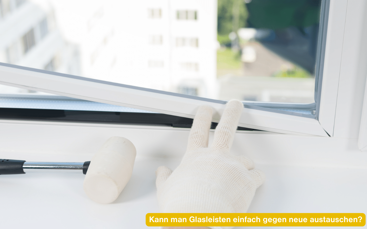 Kann man Glasleisten einfach gegen neue austauschen? Hand setzt Glasleiste ein, daneben Gummihammer