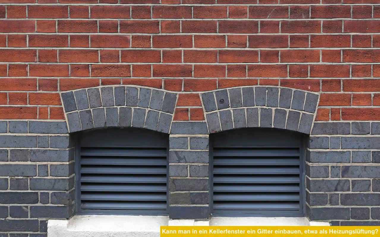 Kann man in ein Kellerfenster ein Gitter einbauen, etwa als Heizungslüftung? Zwei Fenster mit Lüftungsgittern im Mauerwerk.