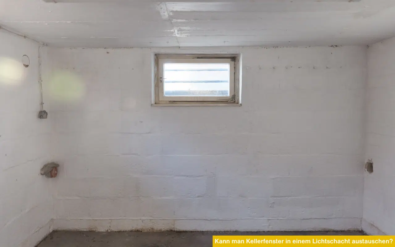 Kann man Kellerfenster in einem Lichtschacht austauschen? Handwerker bei der Montage im Lichtschacht.