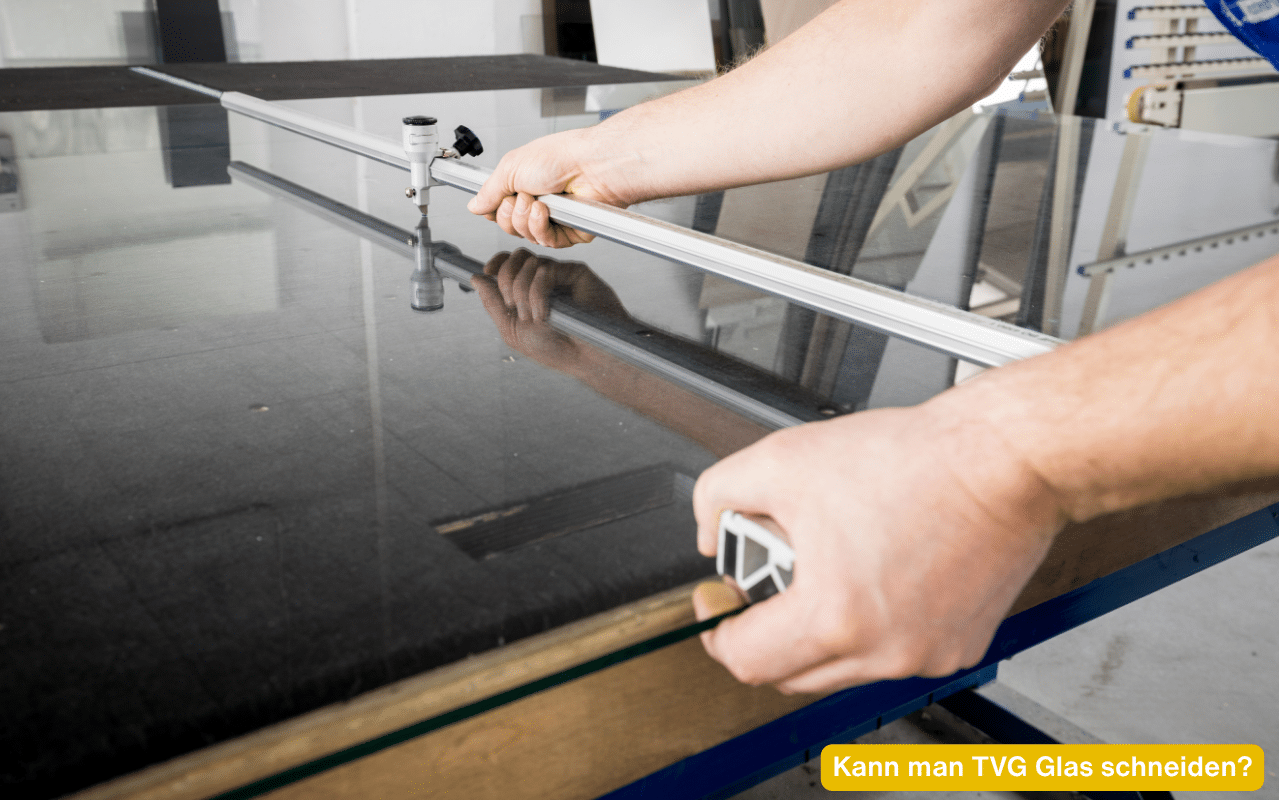 Kann man TVG Glas schneiden? Glaser schneidet eine klare Glasscheibe mit Glasschneider und Lineal