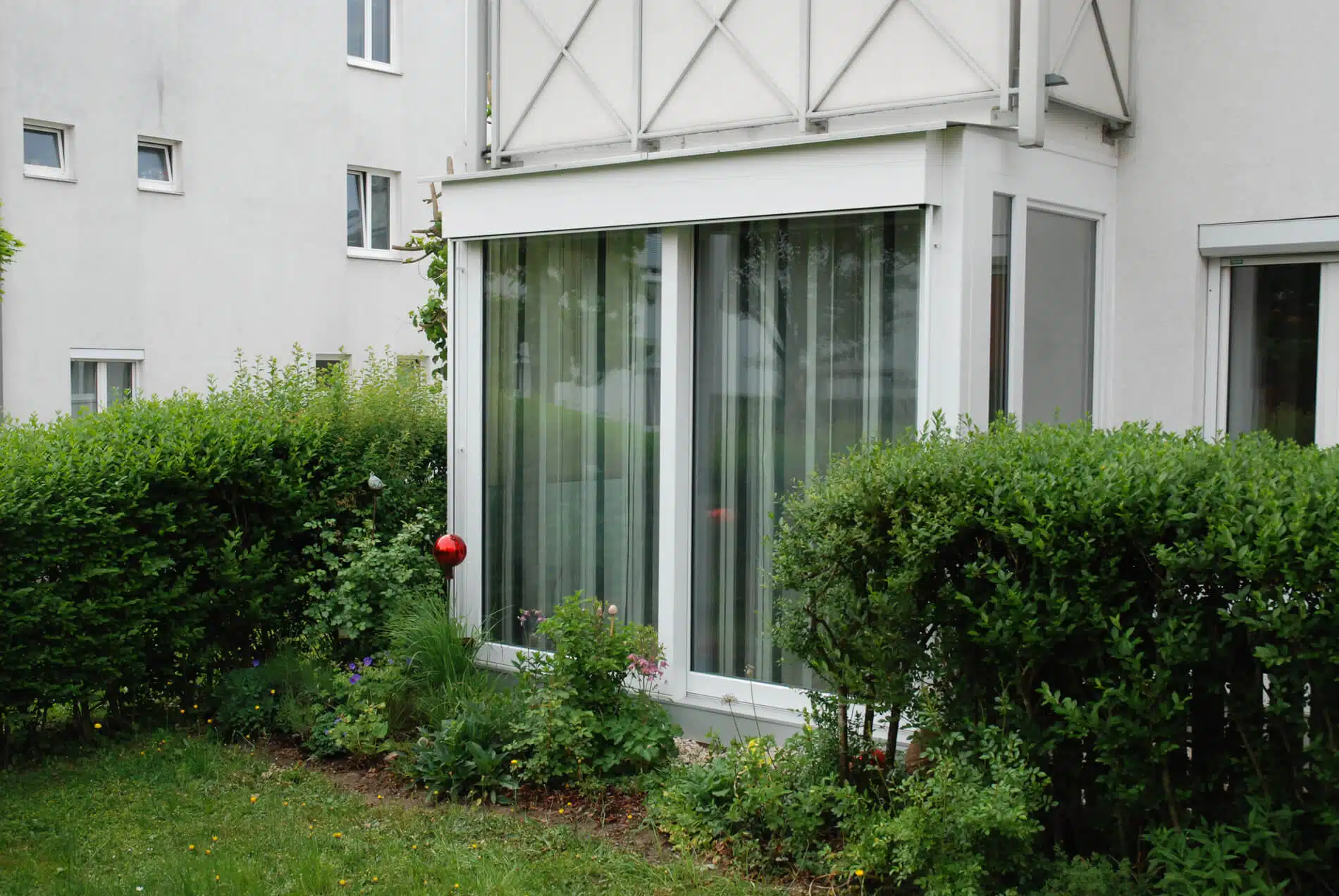 Kleiner Wintergarten unter Balkon