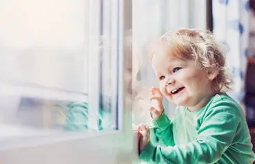 Kindersturz Fenster vermeiden - Abschließbare Fenstergriffe können schützen