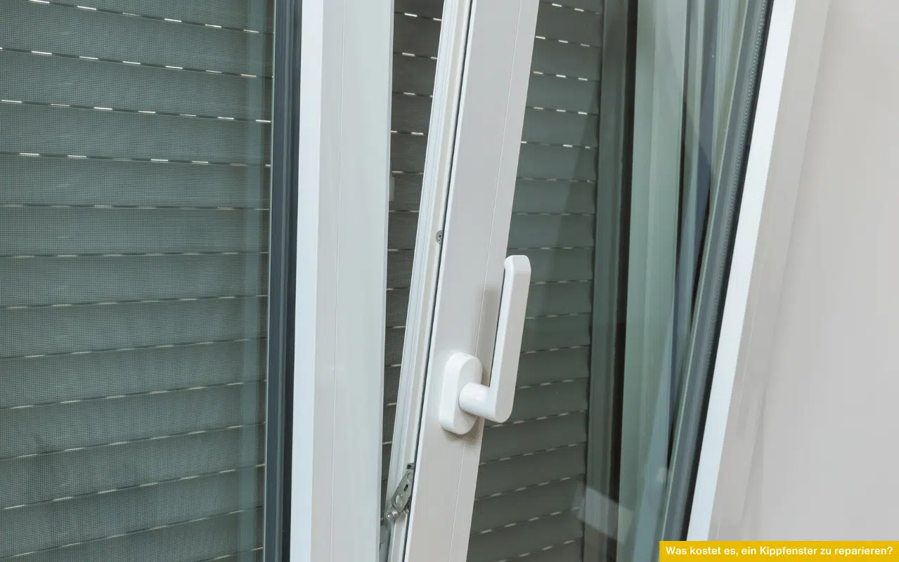 Kippfenster geöffnet mit weißem Griff – was kostet es, ein Kippfenster zu reparieren inklusive Beschlagseinstellung und Service?