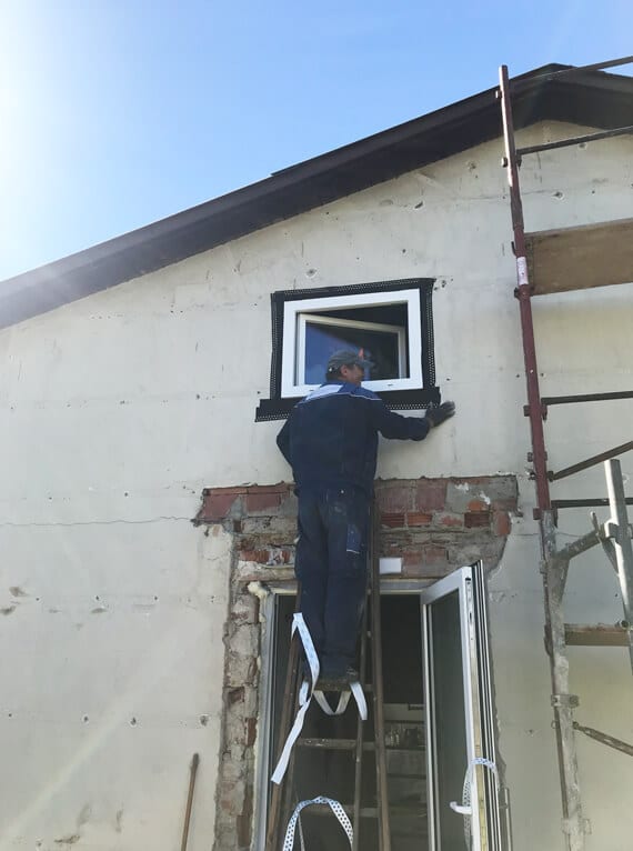 Kirchschlag bei Linz Fenster-Schmidinger Christkindl zeigt Monteur beim Einbau eines neuen Fensters während der Sanierungsaktion am Haus