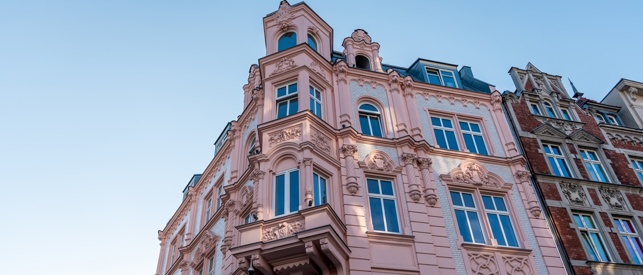 Erkerfenster in historischen Gebäuden, groß und elegant, bieten viel Licht und charakteristischen Charme.