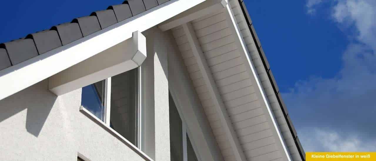 Zwei kleine Giebelfenster in weißem Kunststoff mit 2-teiliger Ausführung und Mehrfachverglasung für optimale Lichtausbeute und Wärmedämmung.
