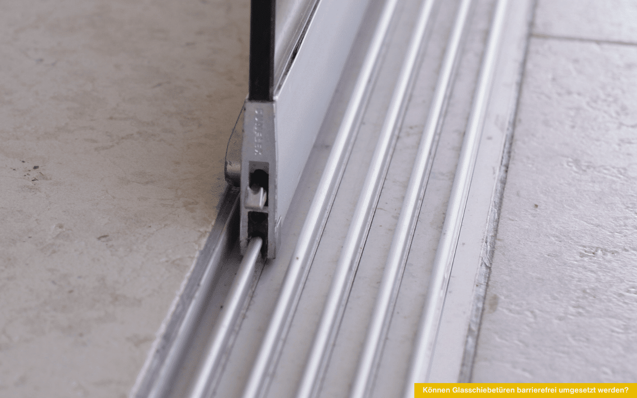 Können Glasschiebetüren barrierefrei umgesetzt werden? Detailaufnahme einer bodengleichen Schienenführung für Glasschiebetüren.