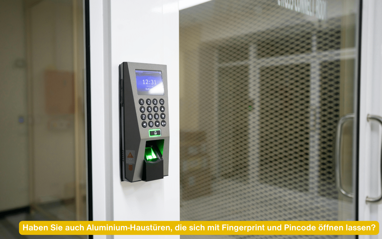 Kombiniertes Zutrittssystem an weißer Tür. Haben Sie auch Aluminium-Haustüren, die sich mit Fingerprint und Pincode öffnen lassen?