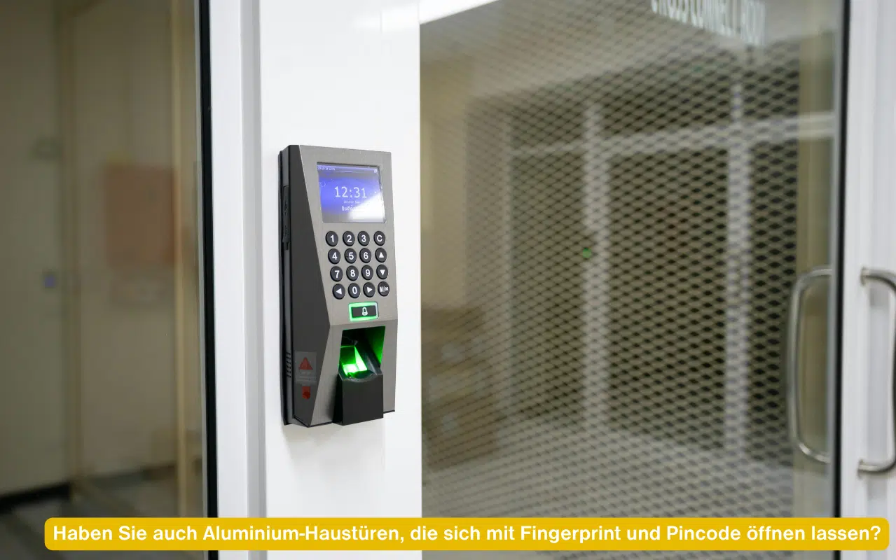Kombiniertes Zutrittssystem an weißer Tür. Haben Sie auch Aluminium-Haustüren, die sich mit Fingerprint und Pincode öffnen lassen?
